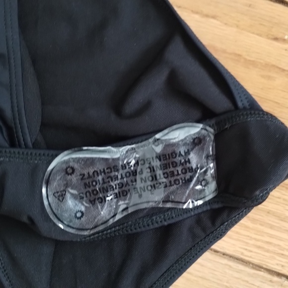 NWOT Black one piece swimsuit, plunge neckline, belted waistline, high on hip - Picture 6 of 12